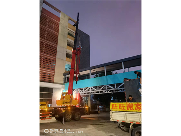 何家坳枫溪小学课桌椅吊运